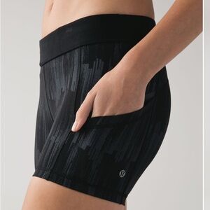 Lululemon What the Sport Short‎ *Full-On Luxtreme Scrath Match Black Multi SZ 6